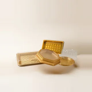 العلب البلاستيك الذهبية